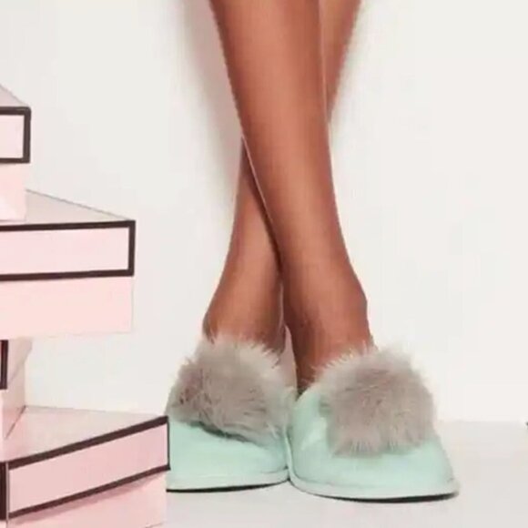 Victoria’s Secret Pom-Pom at Tap Slippers Teal - Picture 1 of 9